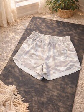Athleta Hustle 3” Shorts Camo Gray White Athletic Running Gym Small